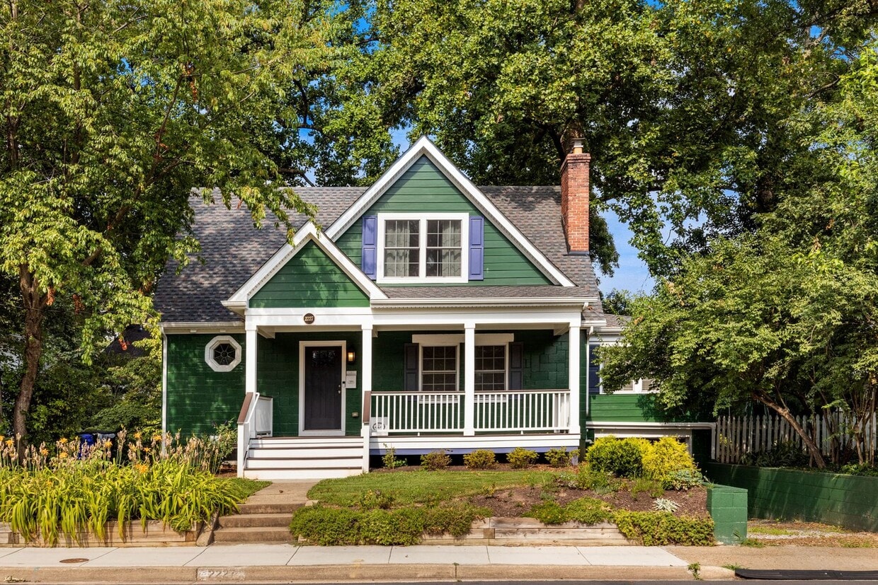 Primary Photo - Professionally Managed, 5 Bed 4.5 BA // Si...