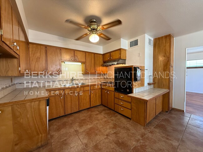 Building Photo - $300 off 1st Month's Rent!!! 3 Bed/2 Bath ...