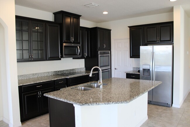 Building Photo - BEAUTIFUL 4 BEDROOMS, 3 BATHS,  SINGLE FAM...