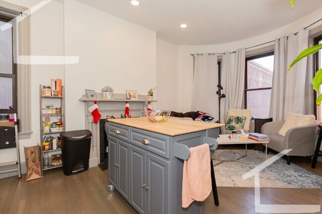 Foto del edificio - NO BROKER FEE!!  WOW!!!!  A/C!!!!   RECENTLY-RENOVATED FENWAY 3 BED FOR 9/1