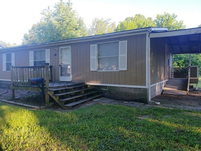 Building Photo - 3 bedroom 2 bath home on a nice sized lot.