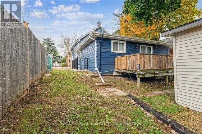 Photo du bâtiment - 245 Church St S