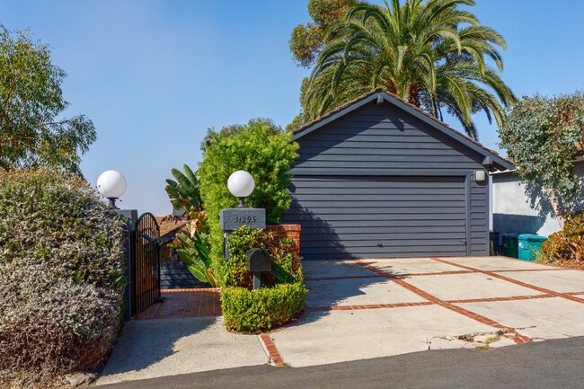 Building Photo - Stunning Coastal Retreat