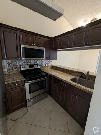 Building Photo - 18203 Glenmoor Dr