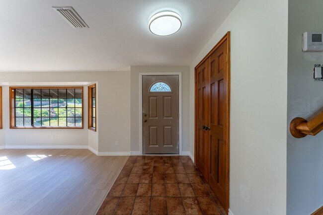 Foto del edificio - 20227 Lake Canyon Dr