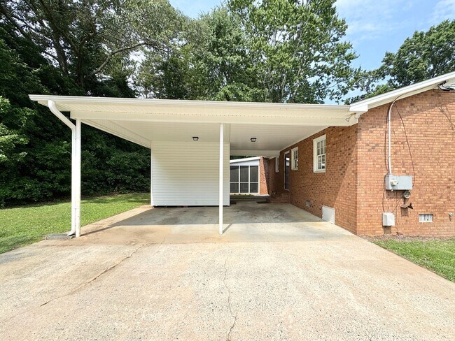 Building Photo - 4 Bedroom Home On Quiet Road With Screened...