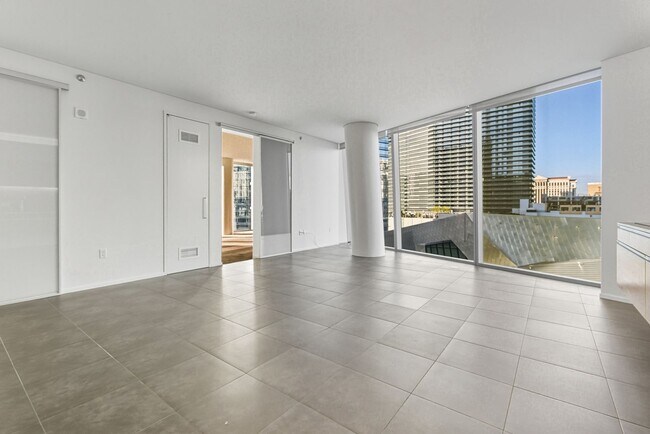 Foto del edificio - Veer Towers 802W- Stunning Strip and City Views from this Fully Furnished 2Bd/2Ba Residence