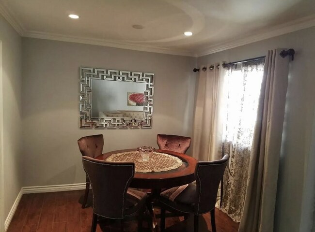Dining Room - 1339 N Columbus Ave
