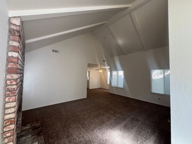 Building Photo - Floyd Ave - Duplex