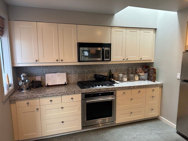 Building Photo - 723 LLC