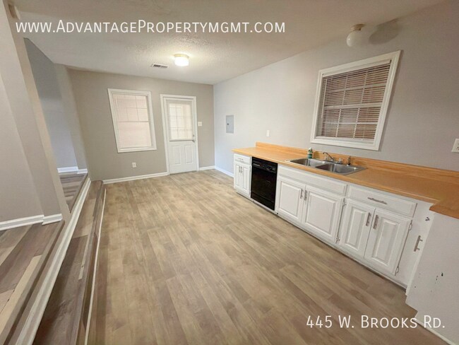 Foto del edificio - 445 W Brooks Rd