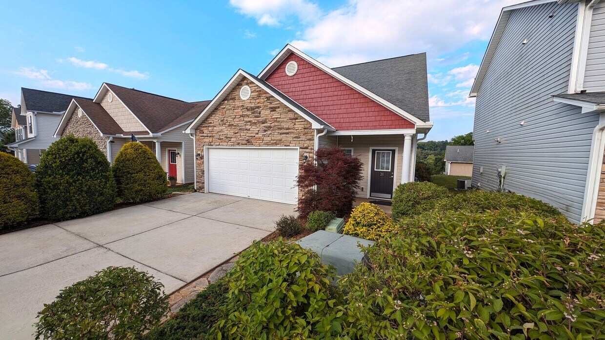 Foto principal - 3/2.5 House in Arden Near Long Shoals Exit