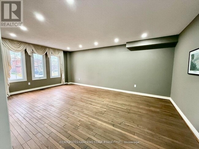 Building Photo - 492 Palmtree Crescent