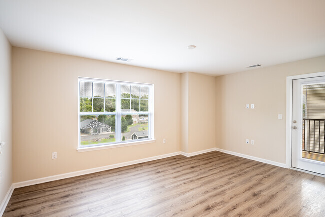 2 habitaciones, 1,5 baños - Sala de estar - The Arbors at Hull Street Senior Apartments