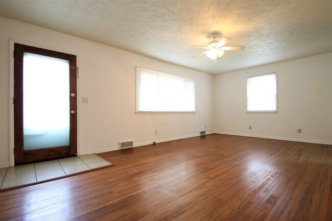 Foto del edificio - 3 Bedroom / 2 Bath Home AVAILABLE NOW!