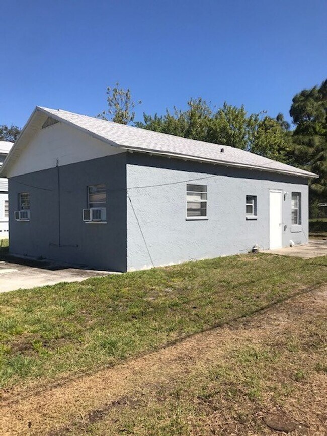 Building Photo - 2 Bedroom, 1 Bath Home - ST PETERSBURG