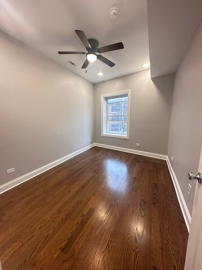 Building Photo - 1145 W Lunt Ave