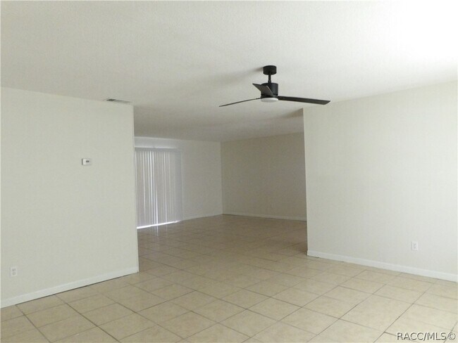 Foto del edificio - 8935 N Basswood Ave