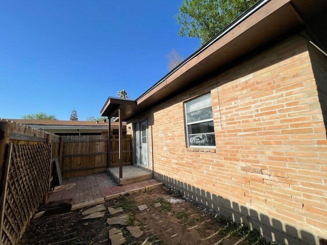 Building Photo - 807 Walnut Ave