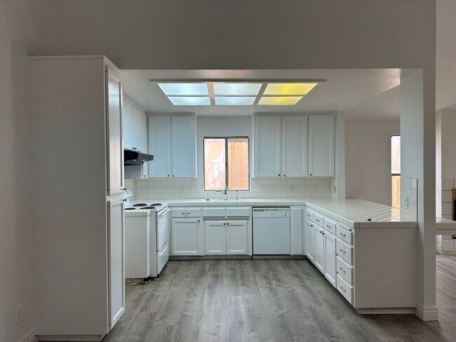 Foto del edificio - Available Soon!