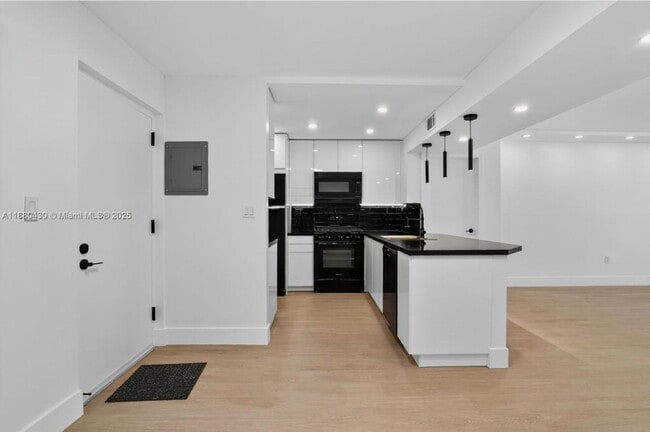Building Photo - 13020 SW 92nd Ave
