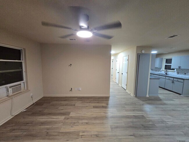 Foto del edificio - 9302 Chinn St