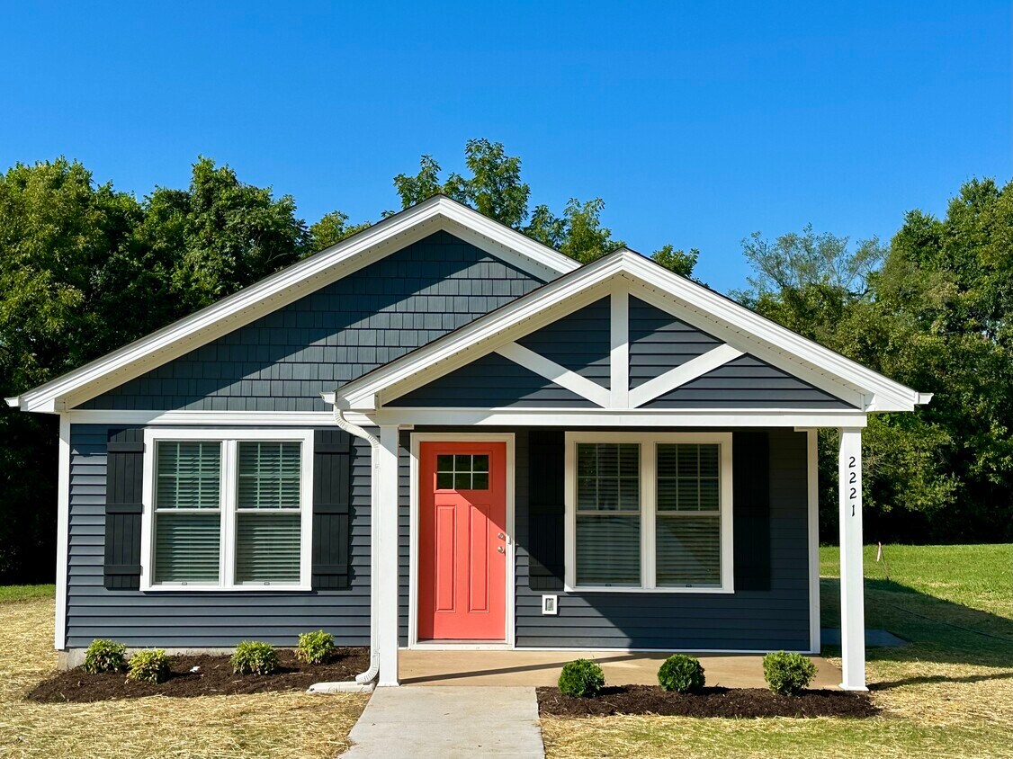 Beautiful craftsman exterior to welcome you home - 2221 Kenwood Blvd SE