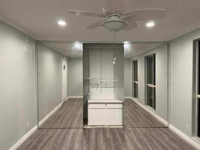 Foto del edificio - 6160 Whitsett Ave