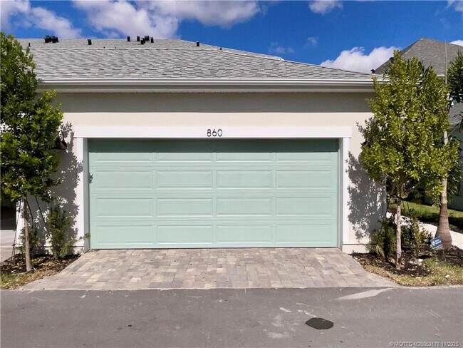 Foto del edificio - 860 SW St Creek Dr