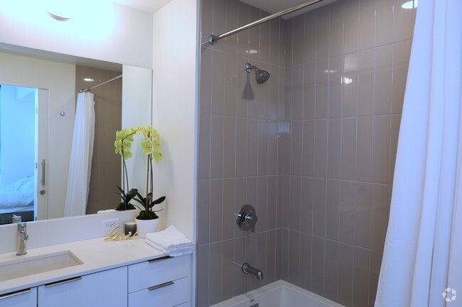 2BR, 2BA-910 SF - AVEN