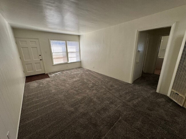 Foto del edificio - 4045 E 8th St