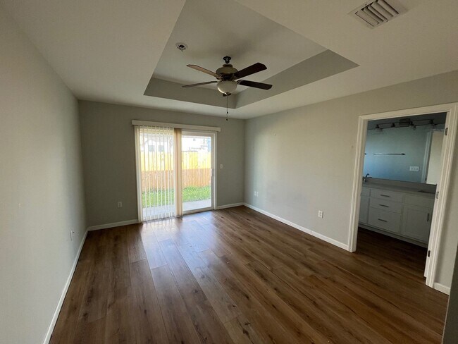 Foto del edificio - BRAND NEW! Very nice 3/2 with open floor plan! Close to TAFB