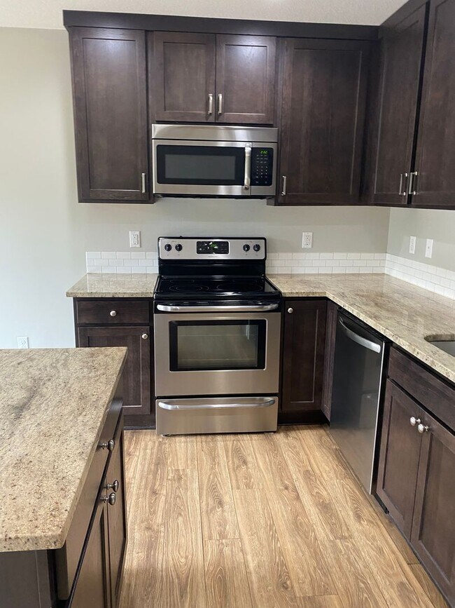 Building Photo - Beautiful newer 3br 2.5ba  home in Sandy, ...
