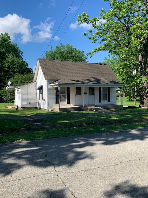 Foto principal - 202 W 2nd St