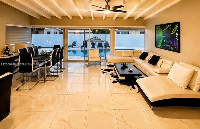Foto del edificio - 561 NE 172nd St