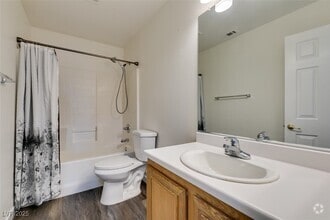Building Photo - 210 Lynbrook St