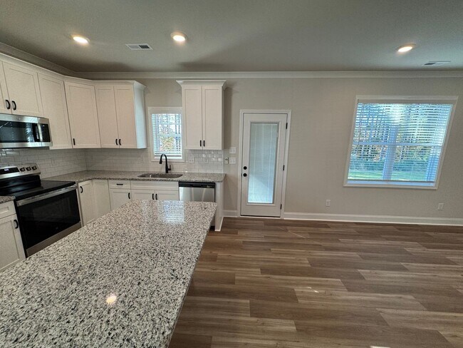 Foto del edificio - 49 Goldenrod Lp