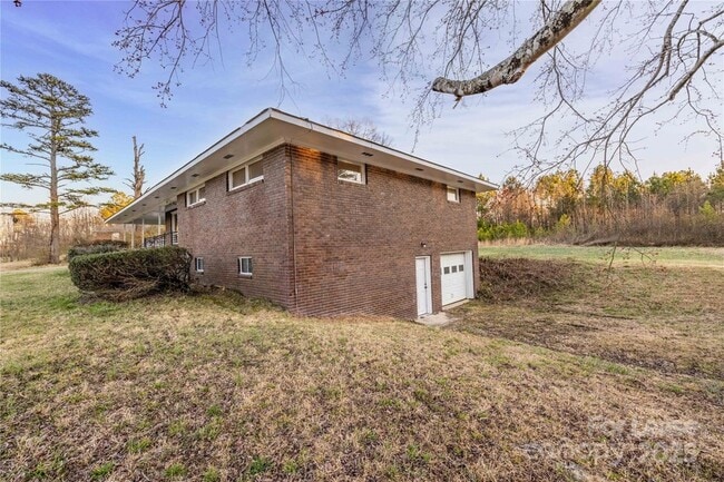 Building Photo - 44261 US-52