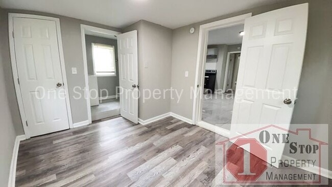 Building Photo - Beautiful 4 Bedroom 1.5 Bathroom in Kansas...