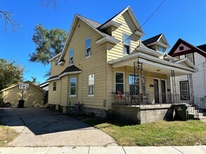 Building Photo - 1334 Peck St