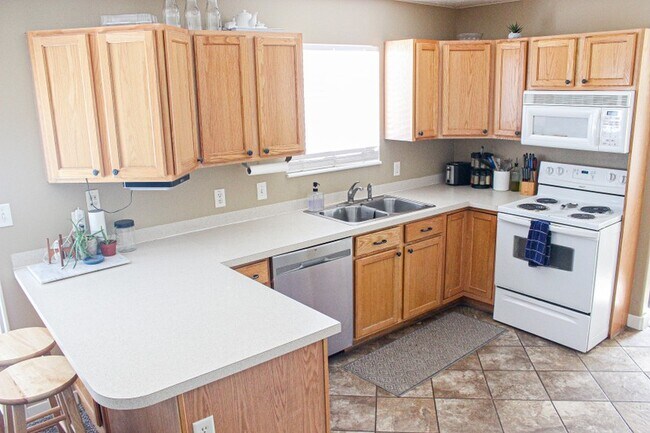 Building Photo - 376 W Plum Pl