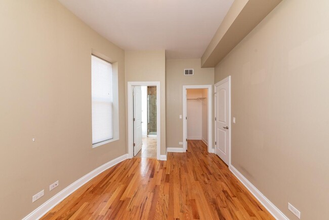 Building Photo - 2 bedroom in Chicago IL 60613