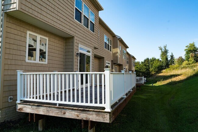 Building Photo - 4 Bedroom 3.5 Bathroom Townhome available in Suncrest Village- 06/4/2026