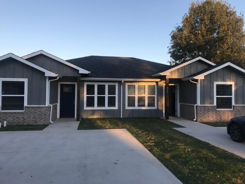 Foto principal - 904 N Bush Ave