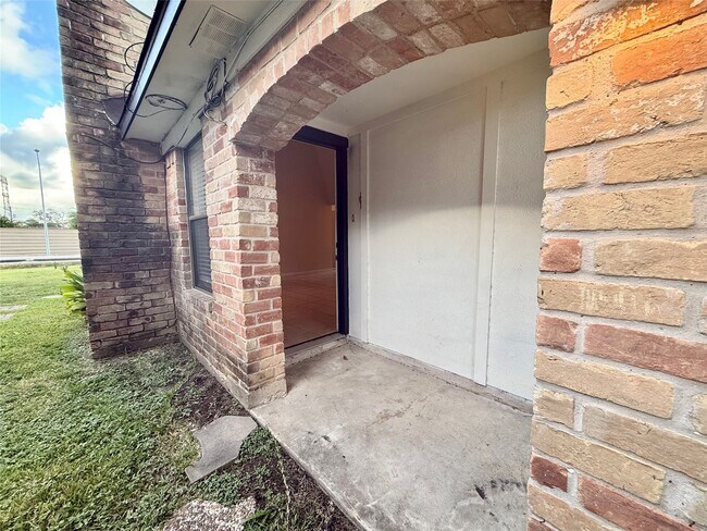 Foto del edificio - 8915 Emnora Ln