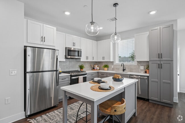 B5 2BR, 2BA - 1,048SF - Kitchen - Arlo