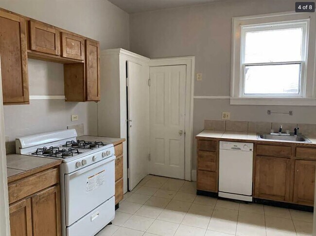 Building Photo - Charming 2BR in the Heart of Newport – Walk to Dining, Shops & the Levee