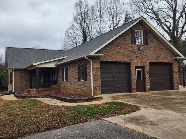 Building Photo - Hiddenite Gem