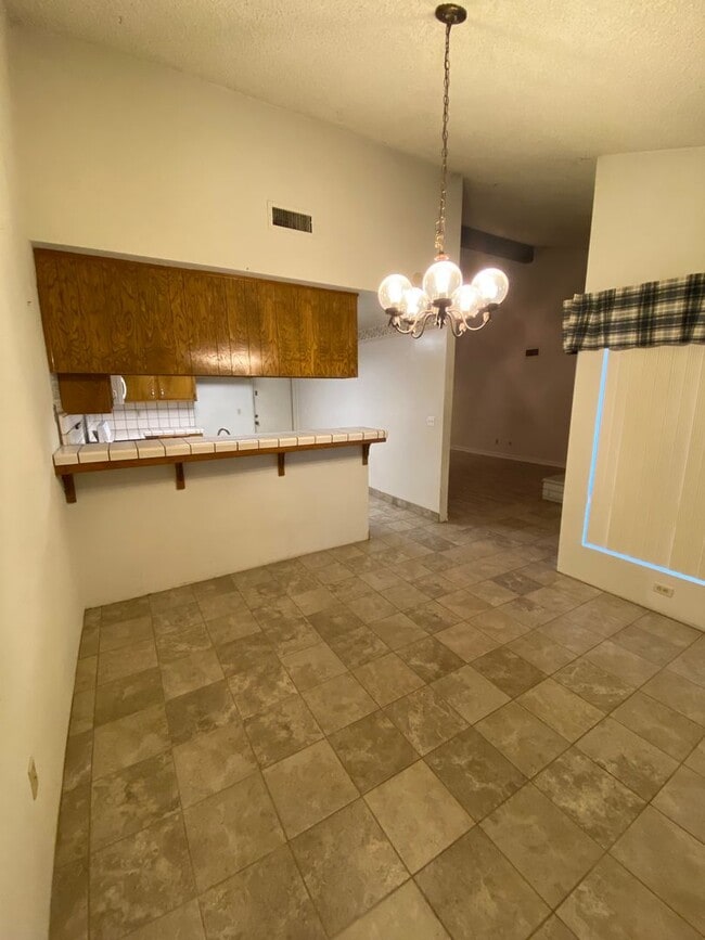 Building Photo - 2 Bedroom Condo in Gated Community!