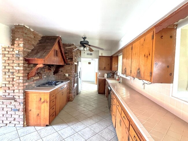 Building Photo - Spacious 3 Bedroom, 2.5 Baths Home for Lease in Rialto with Attached Garage